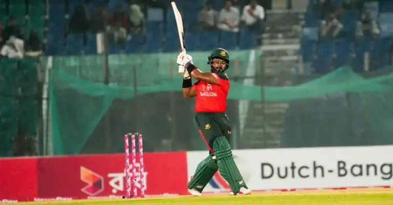 ব্যাট হাতে পারভেজ ইমন